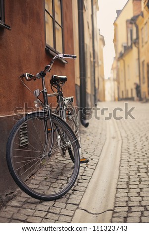 Photo retro bicycle in the old town of Stockholm. Effect retro film