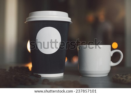Photo blank paper cup and mugs in a coffee shop to apply logo