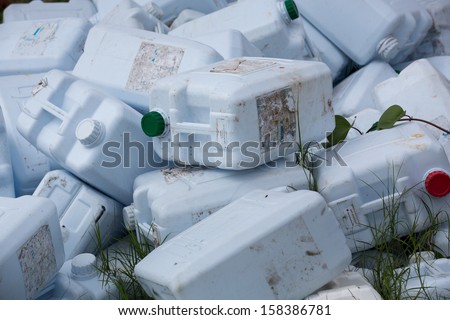 Old plastic bottles reuse as floating seine.