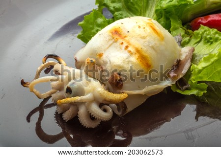 Grilled cuttlefish with salad and pepper