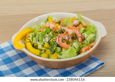 Salad with shrimps and avocado with icberg and yellow pepper