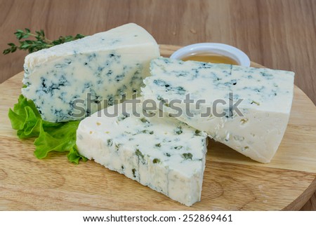 Blue cheese with rosemary, honey and data