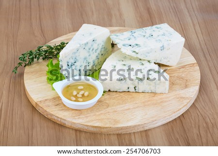 Blue cheese with rosemary, honey and data