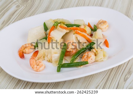 Shrimp salad with beans and iceberg salad