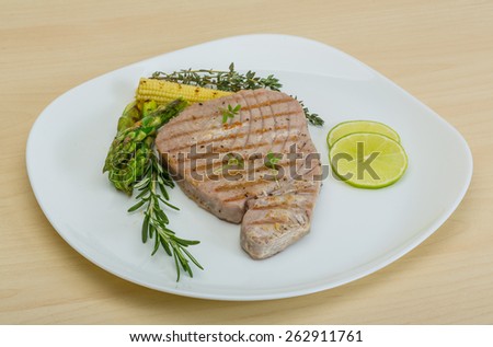 Grilled Tuna steak with asparagus and roseary