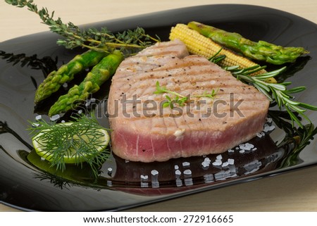 Grilled Tuna steak with asparagus and roseary