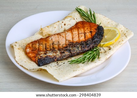 Grilled salmon with dill, lemon and bread