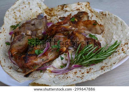 Grilled lamb ribs with onion, rosemary and bread
