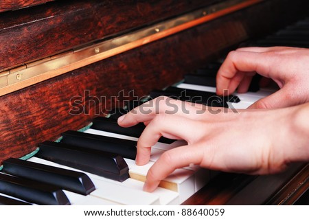 pianist hands in action