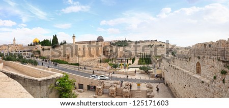 View of public entrance to Wailing Wall, Temple Mount, the West Wall and Dome of the Rock mosque in Jerusalem with Mount of Olives in background. Jerusalem, Israel