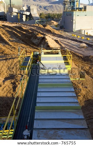 Conveyor in a pulp mill