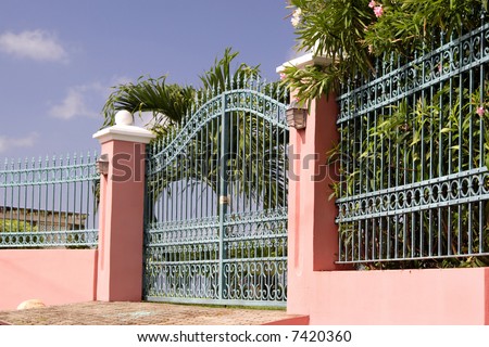 تصميم سور الحديقة المنزلية Stock-photo-an-ornate-iron-gate-and-fence-at-the-entrance-to-a-luxury-caribbean-estate-7420360