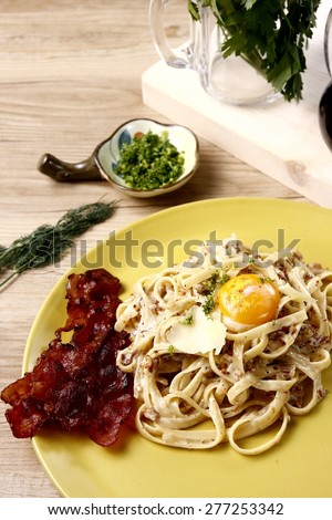 Linguine pasta on white sauce with egg and bacon Photo of Linguine pasta on white sauce with egg and bacon
