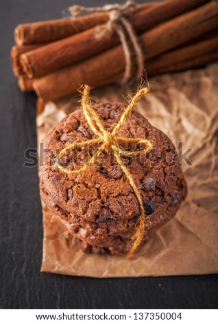 Chocolate cookies and cinnamon sticks