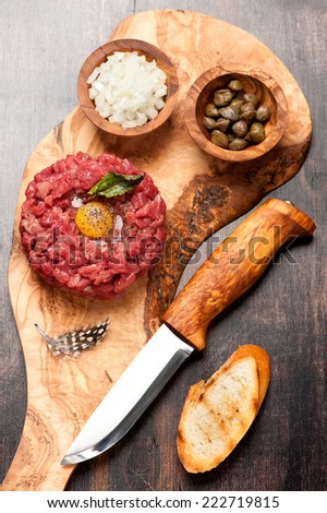 Beef tartar with capers and fresh onions