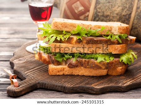 Sandwiches with roasted meat and wine