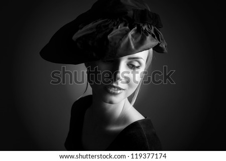 Retro woman portrait in the black hat