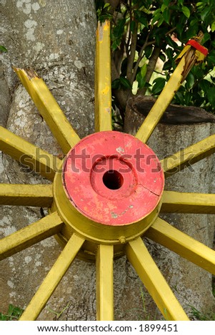 A broken wooden wagon wheel in Cuba