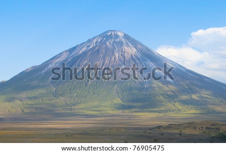 Вулкан Ол Доньо Ленгай в Танзании