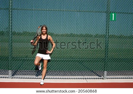 Brunette tennis woman on the tennis court
