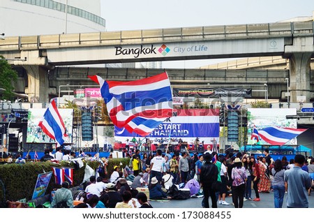BANGKOK-JAN 22 : Unidentified protesters gather Patumwan intersection to anti government and ask to reform before election with \'Shutdown Bangkok concept\' on Jan 22, 2014 in Bangkok, Thailand.