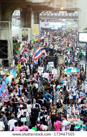 BANGKOK - JAN 26 : Unidentified protesters gather Patumwan intersection to anti government and ask to reform before election with \'Shutdown Bangkok concept\' on Jan 26, 2014 in Bangkok, Thailand.