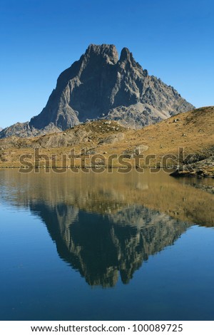 Pic du Midi d\'Ossau reflecting in a beautiful lake At Lac Roumassot (Lacs d\'Ayous), Parc national des Pyrenees, Pyrenees-Atlantiques, Aquitaine, France.