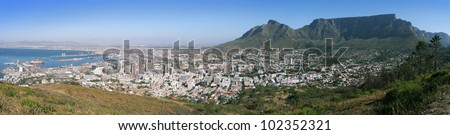 Panoramic view from Signal Hill. From left to right: Cape Town center with its Waterfront on Table Bay, Devil\'s Peak, Table Mountain and the southern suburbs of Cape Town.