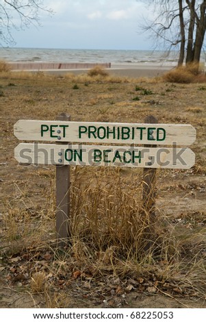 Sign warning pet not allowed on the beach