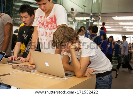 Hong Kong, China - November 11, 2012: Buyers And Shop Assistants At Apple Store In Hong Kong. Store Is In A Shopping Center Ifc Mall, It Is Very Popular With Locals And Tourists Visiting Hong Kong.