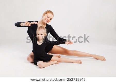 Mom teaching daughter dancing. mother and daughter gymnastics