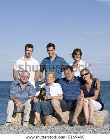 family of seven with three generations in the summer