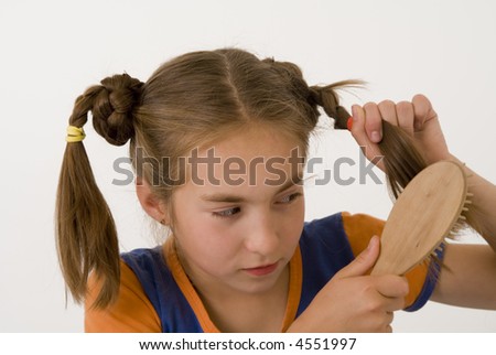 The nice girl-teenager comb one\'s hair .