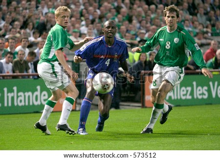 L-R Damien Duff, Patrick vieira and Kevin Kilbane. Ireland V France, World Cup Qualifier, Lansdowne Road Dublin, 7 September 2005. France won the game 1-0.