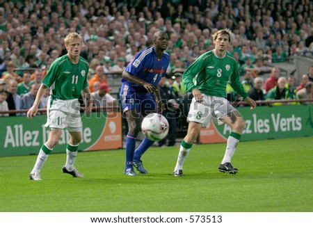L-R Damien Duff, Patrick Vieira and Kevin Kilbane. Ireland V France, World Cup Qualifier, Lansdowne Road Dublin, 7 September 2005. France won the game 1-0.