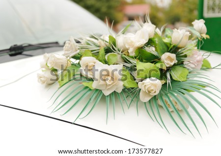 decoratory white roses on car bonnet