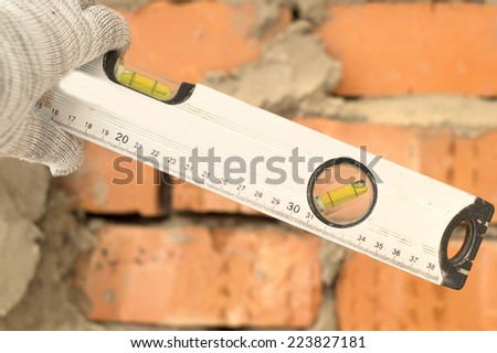 Applying aluminum, the water level of the brick wall to check the flatness of the plane