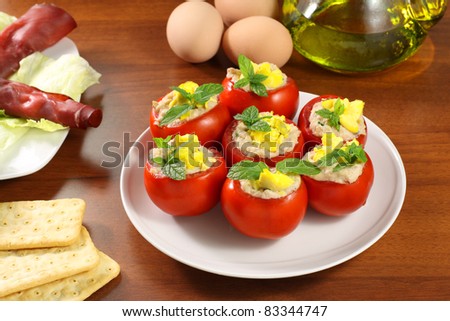 Tomatoes stuffed with eggs, tuna and cocktail sauce