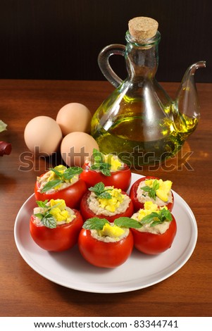 Tomatoes stuffed with eggs, tuna and cocktail sauce