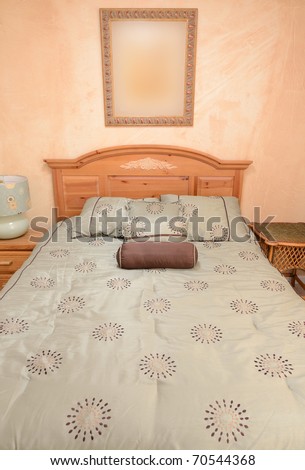 Niced bedroom with faux painted walls