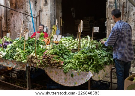 PALERMO, ITALY - OCTOBER 23, 2014: Customers and sellers on Ballaro farmer\'s market on the streets of old Palermo city center, around Plaza Carmine. It is the oldest of Palermo\'s Arabic markets.