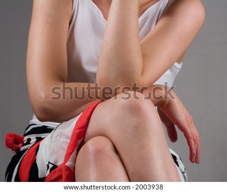Sitting lady with her hands on knee