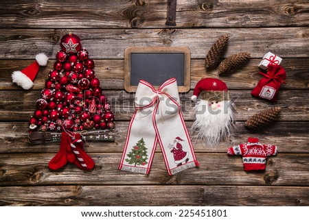 Festive natural christmas decoration: Red, white and wood with an empty sign for good wishes.