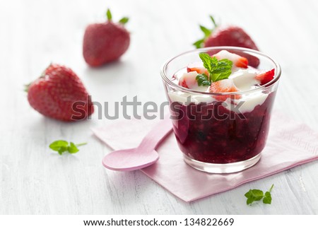 jelly and vanilla sauce and strawberries