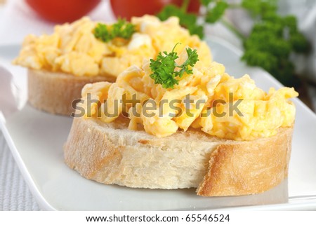 bread with scrambled eggs and parsley