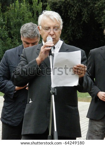 ROME -NOV 2: the house of the cinema was opened today Largo Anna Magnani,Giorgio Ginori reads the letter from Luca, the son of Anna Magnani Nov 2, 2010 in Rome, Italy