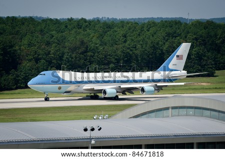RALEIGH, NC, USA - SEPTEMBER 14: President Barack Obama leaves RDU airport on Air Force one on September 14, 2011 in Raleigh, NC, USA