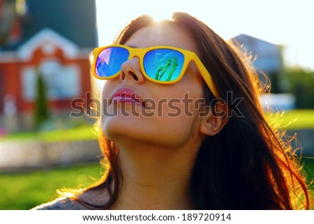 Closeup portrait of a beautiful woman in fashionable sunglasses
