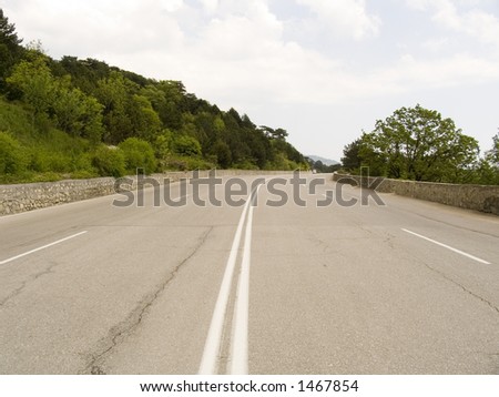 High-speed road with a dividing strip