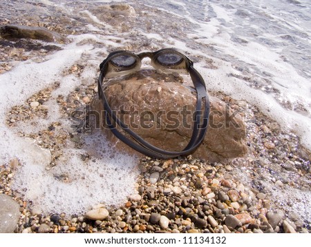 Glasses for navigation on a sea beach